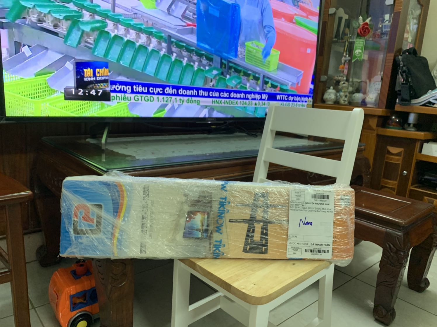 Giao hàng nhanh, sản phẩm đẹp, giá phải chăng, lắp lên đẹp hẳn cả TV