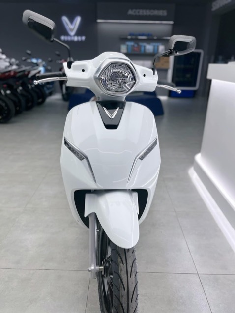 Sự lựa chọn quá hoàn hảo trong thời điểm này 
𝗞𝗟𝗔𝗥𝗔 𝗔𝟮 𝗧𝗥𝗔̆́𝗡𝗚 𝗡𝗚𝗢̣𝗖 𝗧𝗥𝗜𝗡𝗛 🤍🤍
𝗚𝗶𝗮́ 𝗻𝗶𝗲̂𝗺 𝘆𝗲̂́𝘁: 𝟮𝟲.𝟵𝟬𝟬.𝟬𝟬𝟬

- Tốc độ tối đa: 60km / 1h
- Khả năng leo dốc 20% khi chở người 65 kg đạt hiệu suất 9km/ h
- Dung tích cốp 20 lít, có thể chứa 2 mũ bảo hiểm nửa đầu.
- Chìa khóa RF, bao gồm: Nút khóa, nút mở xe, nút tìm xe
- Đạt tiêu chuẩn chống nước cho ắc quy IP67  
- Chế độ bảo hành ắc quy: 1 năm, bảo hành xe: 3 năm

Inbox để được hỗ trợ 
📞 *** Ms. Ngoan 
🎁 Các phần quà hấp dẫn có giá trị lên đến 200k 🎁
——————
Vinfast - Mãnh liệt tinh thần Việt Nam