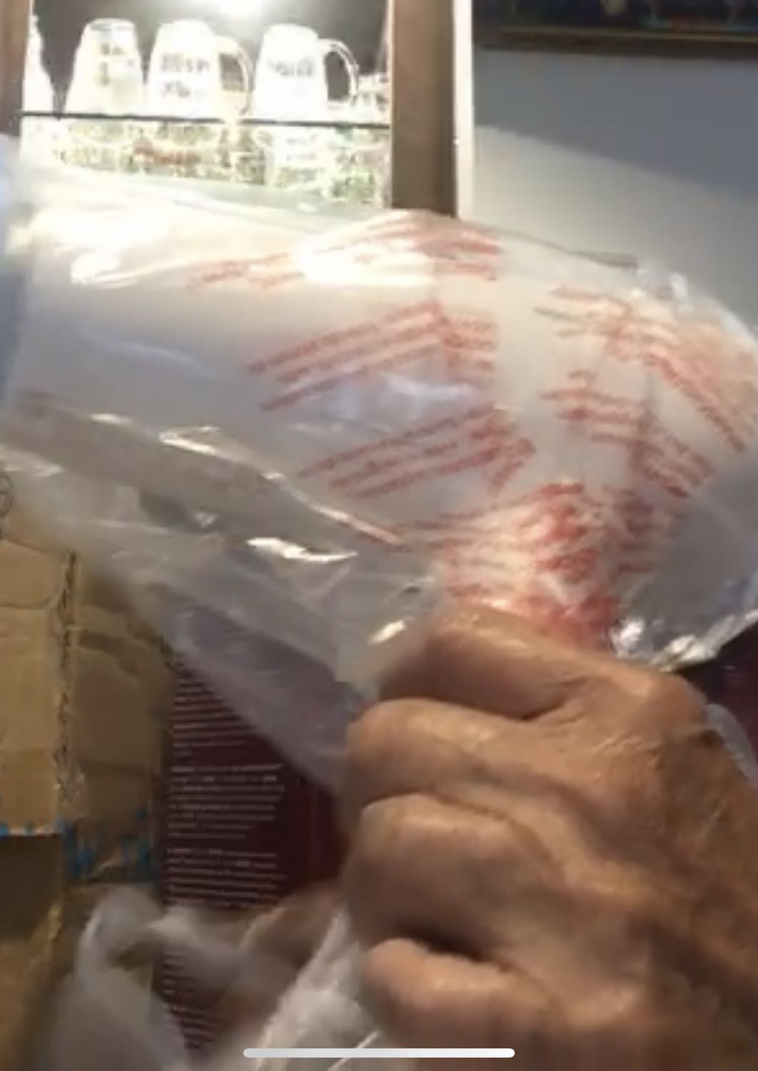 Rất không hài lòng với dịch vụ giao hàng của tiki.
Mua gửi về Đà Lạt cho người nhà.
1. Hẹn 15/12 giao nhưng 16/12 mới giao 
2. 16/12 gặp shipper tên Nhân vô trách nhiệm. Không hợp tác giao hàng, gọi điện thoại cho khách thì than tốn tiền bắt khách gọi lại. Đi không đúng địa chỉ và bắt người nhà tôi phải chạy rượt theo nhận hàng, người nhà tôi lớn 70 tuổi phải chạy bộ xuống đầu dóc và gọi thì shipper không nghe máy còn bỏ đi và báo giao không thành công vì KHÁCH KHÔNG NGHE ĐIỆN THOẠI. 
3. Tôi phản hồi lên tiki 3-4 ngày vẫn không giao, sau đó tôi phải nhắn tiếp thì 20/12 mới giao hàng

Bạn shipper Hoàng giao lần 2 đi 1 lần là đến ngay nhà tôi giao hàng, bạn nói chuyện lịch sự lắm. Cảm ơn bạn. 
Máy sấy chưa sử dụng nên chưa đánh giá. Sẽ trải nghiệm và cho ý kiến.