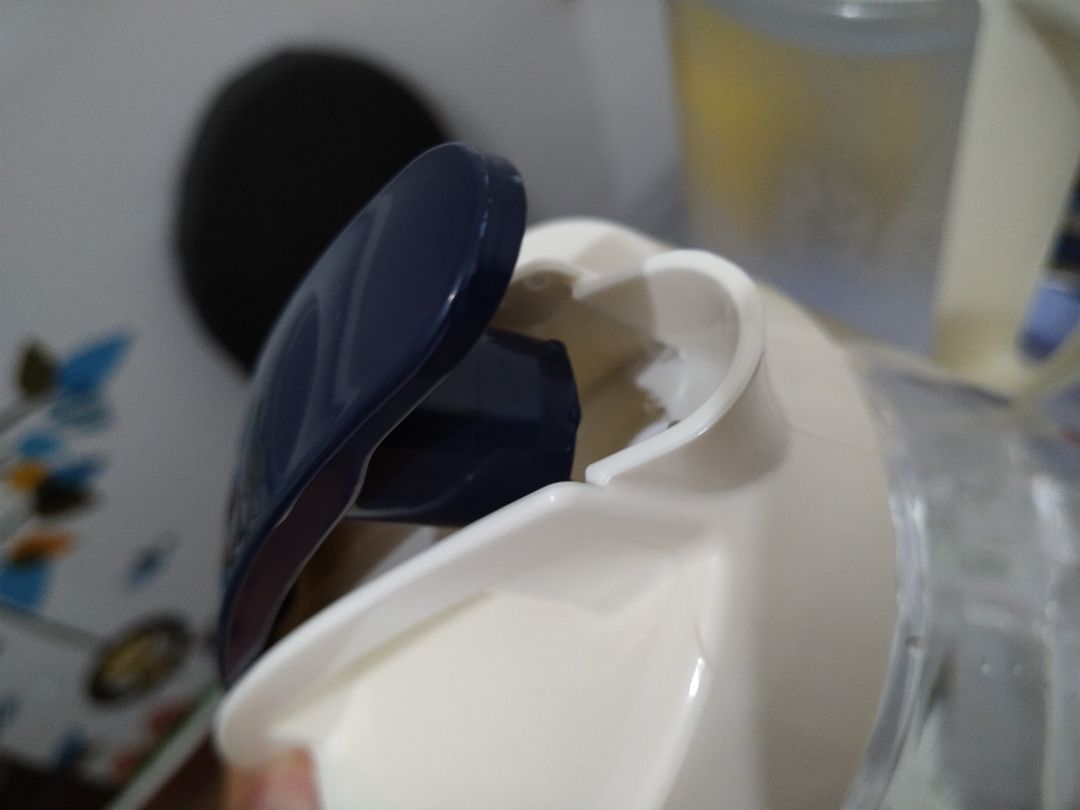 Sp chính hãng. Chịu nhiệt nóng lạnh, nước sôi tốt. Nút bật và nắp tháo vệ sinh dễ dàng. Ron kín nước. Phải dùng sức mỗi lần mở nắp. Nắp thường lắp xéo 1 bên cho dễ mở.