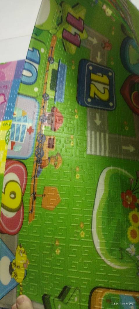 Thảm nằm nóng, mua thảm cho bé trai nằm mà giao thảm màu hồng, màu bên kia thì xanh lá chuối sặc sỡ nhìn rối mắt, ko có nhã nhặn, cũng không đẹp. Hình ảnh không giống quảng cáo nên không thích. Còn lại mọi thứ ok.