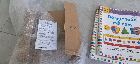 Sách giáo bao bọc không kỹ, móp méo. Bút 2 cây không ra mực. 😡