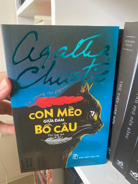 Ngôi trường nữ học danh giá nhất nước Anh xảy ra liên tiếp nhiều vụ án mạng. Với nhiều học sinh xuất thân từ hoàng tộc và gia đình giàu có, liệu nhà trường có liên quan đếm âm mưu nào lớn hơn? Giữa những nữ sinh và giáo viên nữ hiền lành, kẻ sát thủ giấu mặt như con mèo rơi vào giữa đàn bồ câu.
