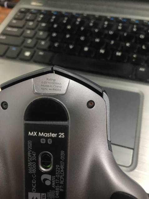 Chuột cũ có vẻ đã qua sử dụng, bóc ra không có box nhựa chỉ có 1 túi trắng sắp xếp rất lộn xộn, ốc vít bị tét rỉ, nhìn khá là tệ. Thấy nhiều người nhận xét cũng bị tương tự mà vẫn không có gì thay đổi, hy vọng tiki có biện pháp để bao vệ khách hàng. Mình đang rất muốn được hoàn tiền hoặc đổi trả sản phẩm này.