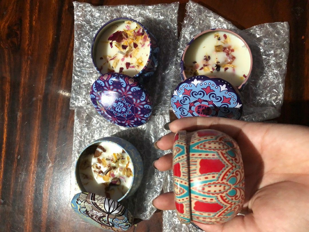 Hộp xinh. Thơm lắm luôn. Hàng không bị móp méo do shop gói cũng kĩ lắm á. Mình rất thích. Nhưng có thể nào shop ghi chú hộp nào là hương nào k chứ thật sự ngửi mùi mình k biết tên.