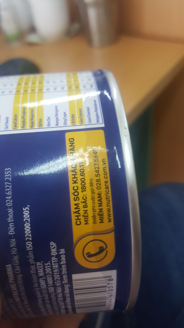 tôi đã từng mua sữa của công ty sản xuất. Giá thành có cao hơn nhưng đóng gói cẩn thận, chắc chắn. có tem của bộ y tế. Khi mua hàng trên tiki thì thấy không có tem nhãn, bị tẩy xóa lô date. không biết có phải hàng nhái hay không. hàng bị ẩm bên ngoài.  cảm thấy rất là không hài lòng. giao hàng chậm trễ.