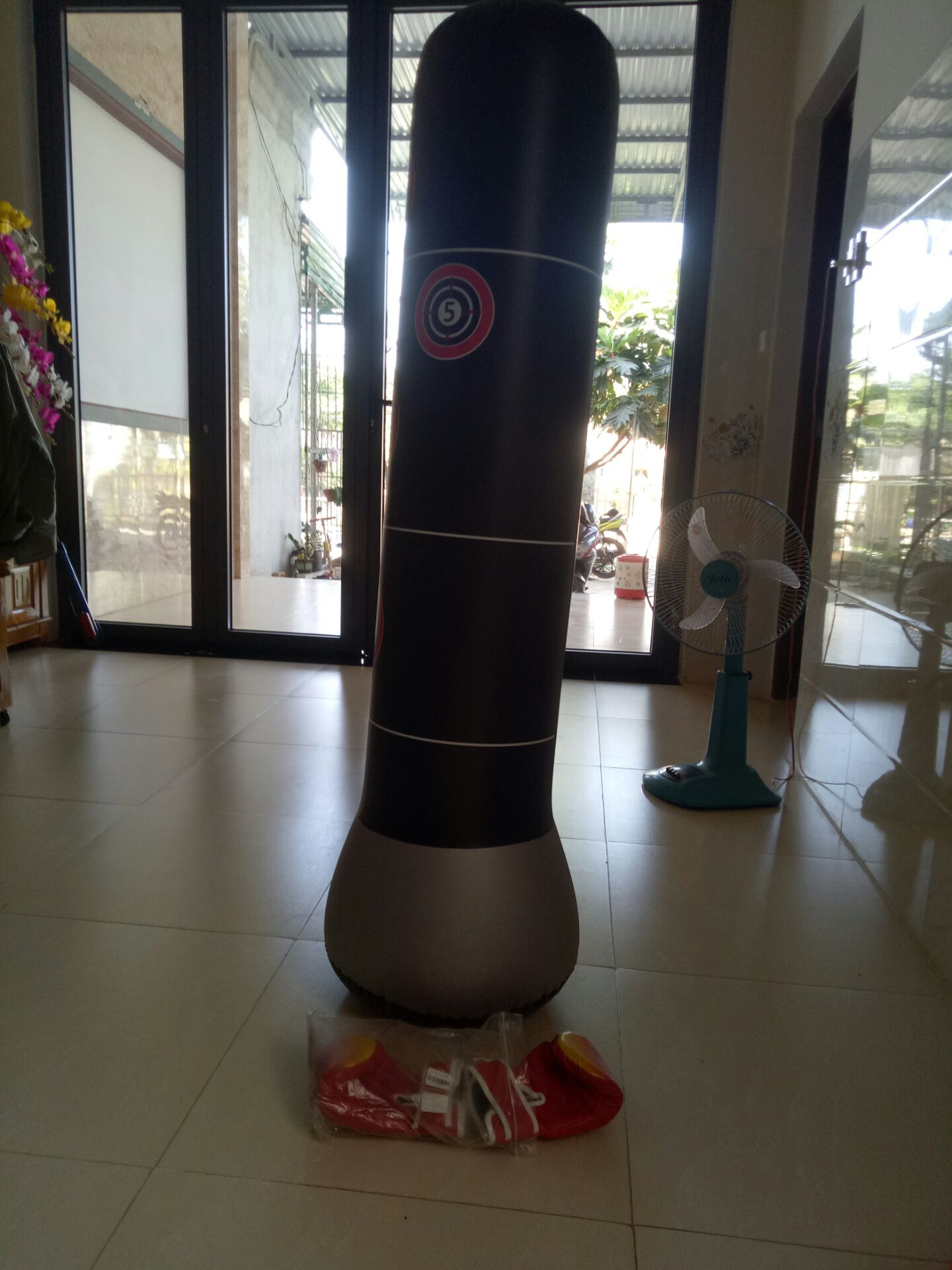 Tốt, phù hợp với trẻ em. hi vọng không bị lỗ mọt. mình bơm nước dưới đáy chứ ko bỏ cát theo hướng dẫn và thăng bằng rất tốt.