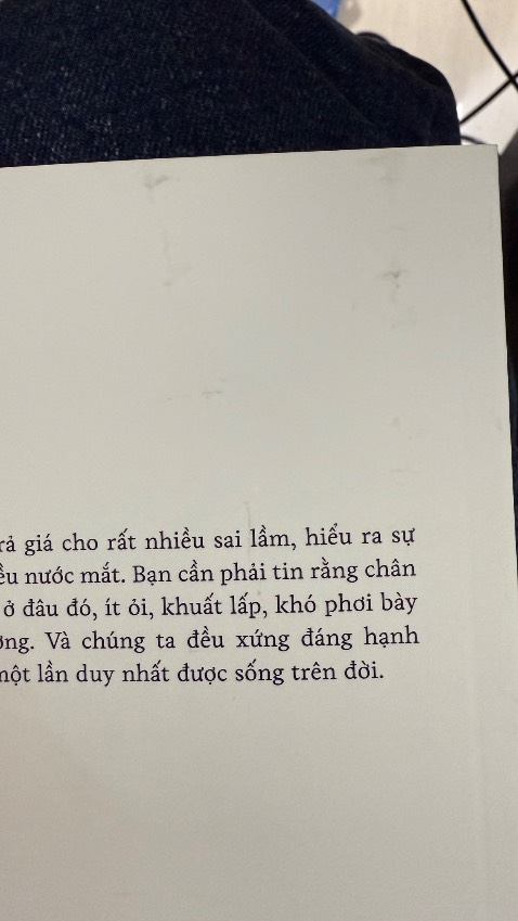 Ship nhanh thì ko chê được rồi. Nhưng lần sau mong shop kiểm kĩ trước khi gửi hàng cho bên vận chuyển, vết bẩn này lau mãi ko ra.