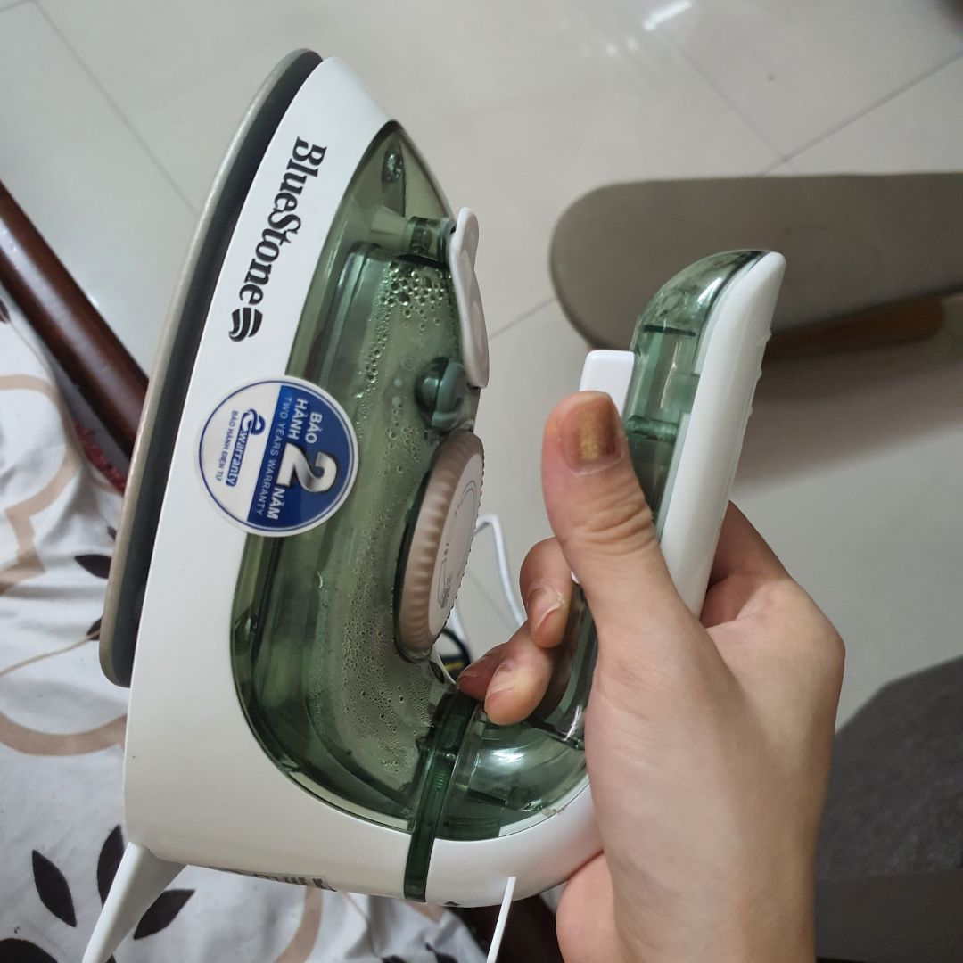 sản phẩm cầm chắc tay, là tạm ổn, hơi nước yếu phù hợp với vải mỏng thôi, mặt đế hoàn thiện chưa sắc sảo, mang đi du lịch sẽ tiện vì nhỏ gọn. tikinow ship rất nhanh