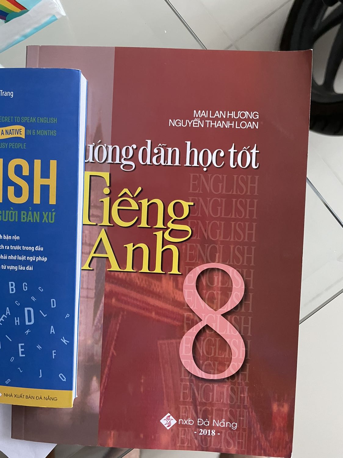 Sách cũ quá, đóng bụi, tiki bao bọc rất tệ chỉ bỏ cuốn sách vào rồi đem giao.