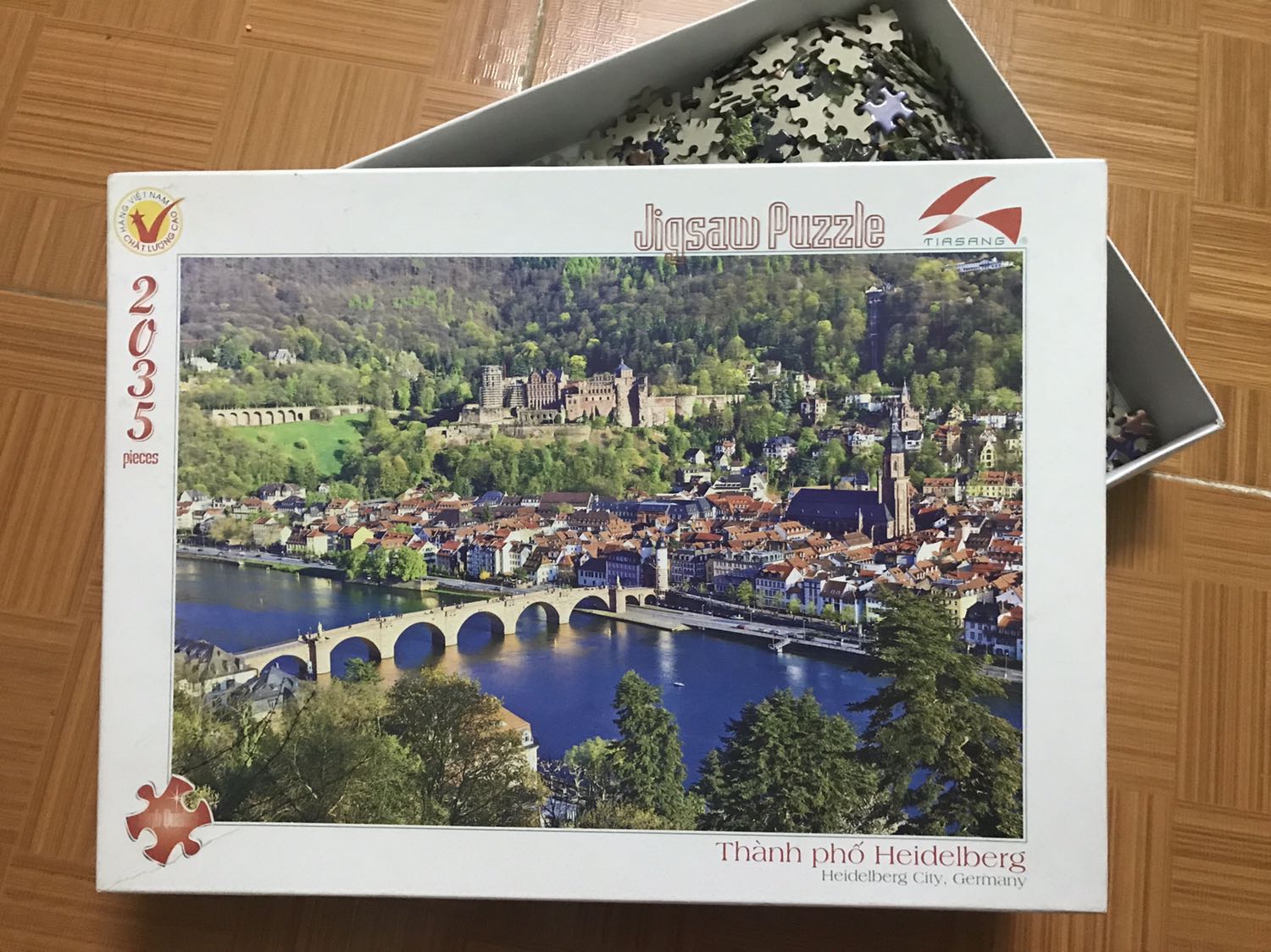 Sản phẩm giao đúng hẹn, được gói cẩn thận. Những miếng ghép được làm bằng bìa cứng, chắc chăn, hình ảnh đẹp, nét.