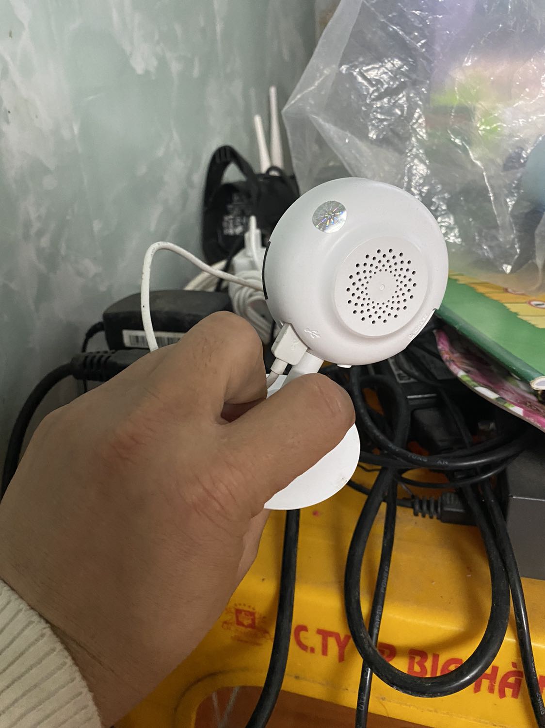 Sản phẩm camera ezviz sử dụng trong nhà nhỏ gọn tránh bị mọi người để ý, giá thành rẻ nhưng chất lượng cao, mình sử dụng và cài đặt dễ dàng.