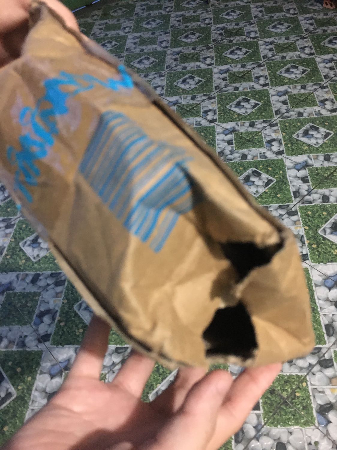 SAO TIKI LÀM ĂN CÀNG NGÀY CÀNG TỆ THẾ ???
Đặc biệt là khâu vận chuyển. Dịch nên giao lâu không bàn tới, mà nhận hàng hộp rách bươm thế này mà cũng giao được à. Đã vậy sách bên trong không hề có lớp lót hay được bọc nilong gì cả. Bụi kinh khủng. Sách thì gãy góc hết. Tiki chọn đơn vị giao hàng quá tệ hại!!!!! SAO TIKI LÀM ĂN CÀNG NGÀY CÀNG TỆ THẾ ???
Đặc biệt là khâu vận chuyển. Dịch nên giao lâu không bàn tới, mà nhận hàng hộp rách bươm thế này mà cũng giao được à. Đã vậy sách bên trong không hề có lớp lót hay được bọc nilong gì cả. Bụi kinh khủng. Sách thì gãy góc hết. Tiki chọn đơn vị giao hàng quá tệ hại!!!!!