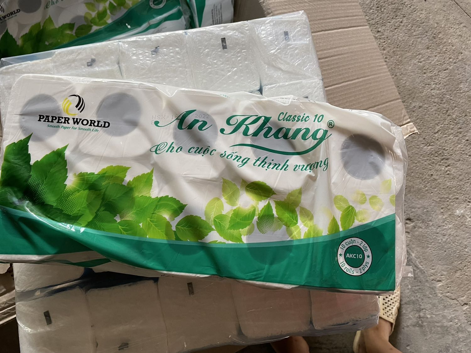 Đã từng mua r nên lần này mình mua hẳn 2 thùng 20 bịch (113k) vs combo 2*3 lốc 10 cuộn giấy vệ sinh(33k).gg 10k.
Giấy lau thì 2 lớp dầy hơn loại 1 lớp 1 chút thôi.
Nh vẫn dai và lau hút tốt lắm.
Giấy vệ sinh thì nhìn cuộn bé,lõi to.nói ch vs mức giá 12k 1 bịch 10 cuộn thì k nên yêu cầu cao hơn :) 
10/10