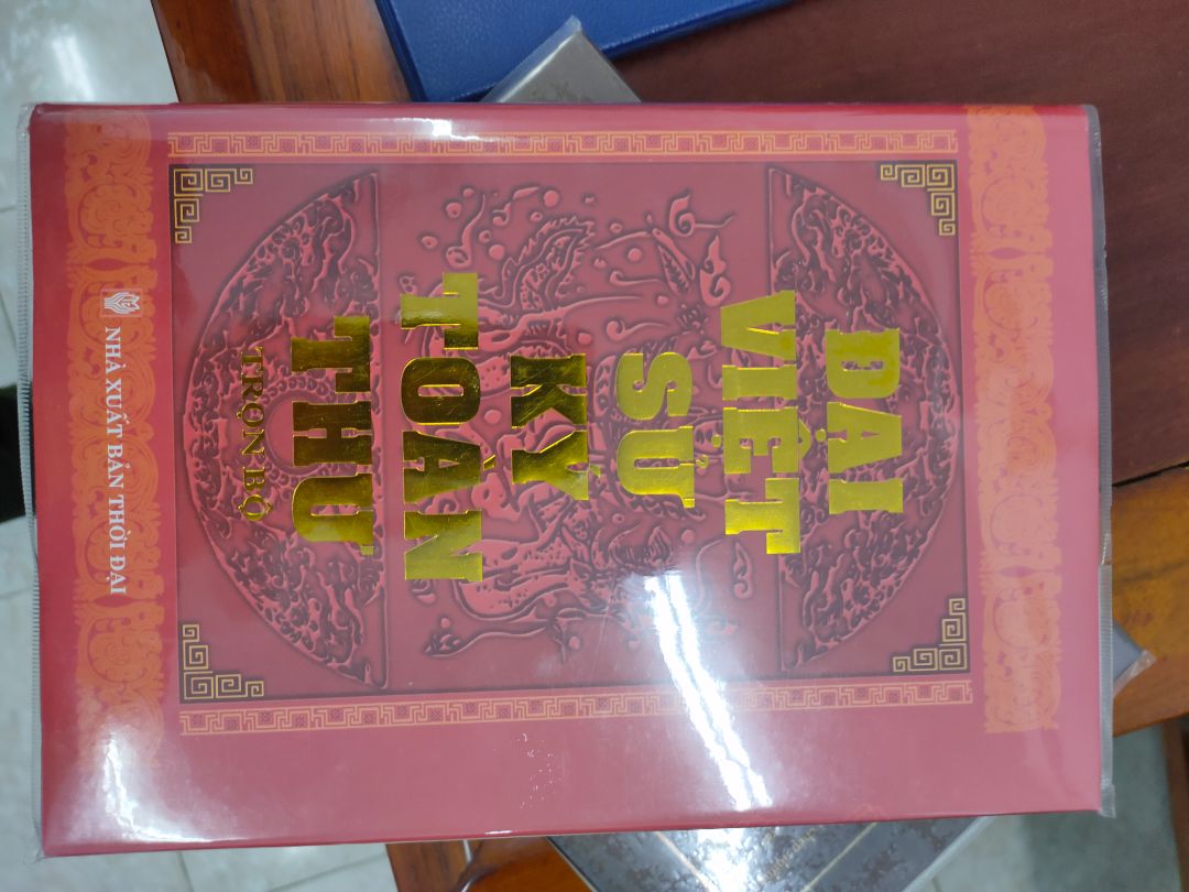 giao hàng nhanh chóng và đóng gói đẹp. Chất lượng giấy in khá tốt, nhưng có nhiều trang in mực mờ hơi các trang khác. mong nhà xuất bản xem lại mực in