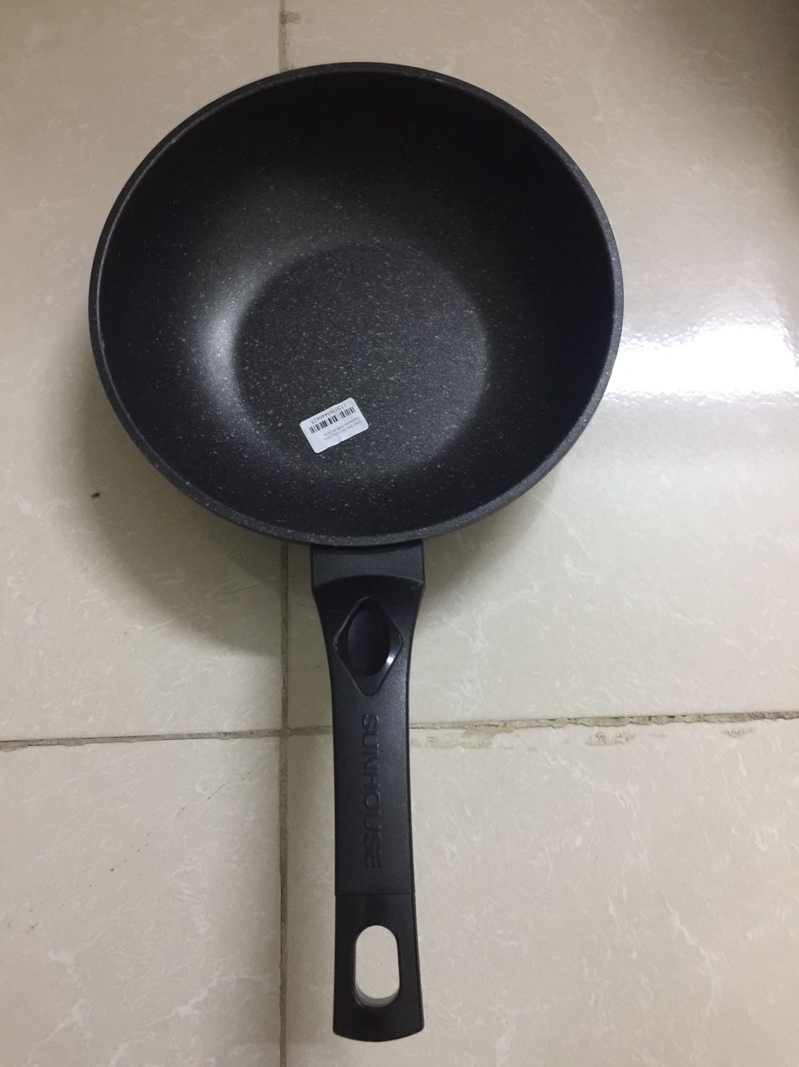 Không hiểu Tiki làm ăn kiểu gì hình ảnh bán hàng đăng một kiểu hàng về ra một kiểu hoàn toàn khác ca so với ảnh. Chảo thậm chí còn không phải đáy từ, bếp từ không nhận được. Mình đã gọi lên tổng đài báo cáo về việc đưa hàng không đúng với hàng đăng bán nhưng tiki vẫn nằng nặc khẳng định là do nồi từ dung tích nhỏ hơn chảo nên từ không nhận được. Thực sự khó hiểu =)))) Đưa cái ảnh này lên thì đủ biết ai đúng ai sai rồi đúng không Tiki???