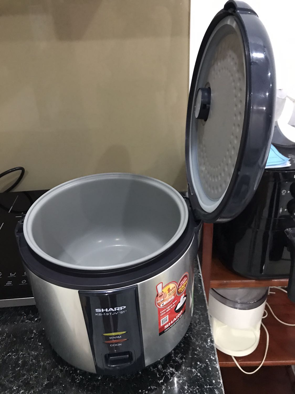 Hài lòng. Nồi to. Hơi nước thoát lên nắp nồi ko bị đọng trong nồi cơm. Dùng lâu thì mới biết độ bền nhưng hy vọng sharp đã là thương hiệu thì nồi sẽ tốt bền.