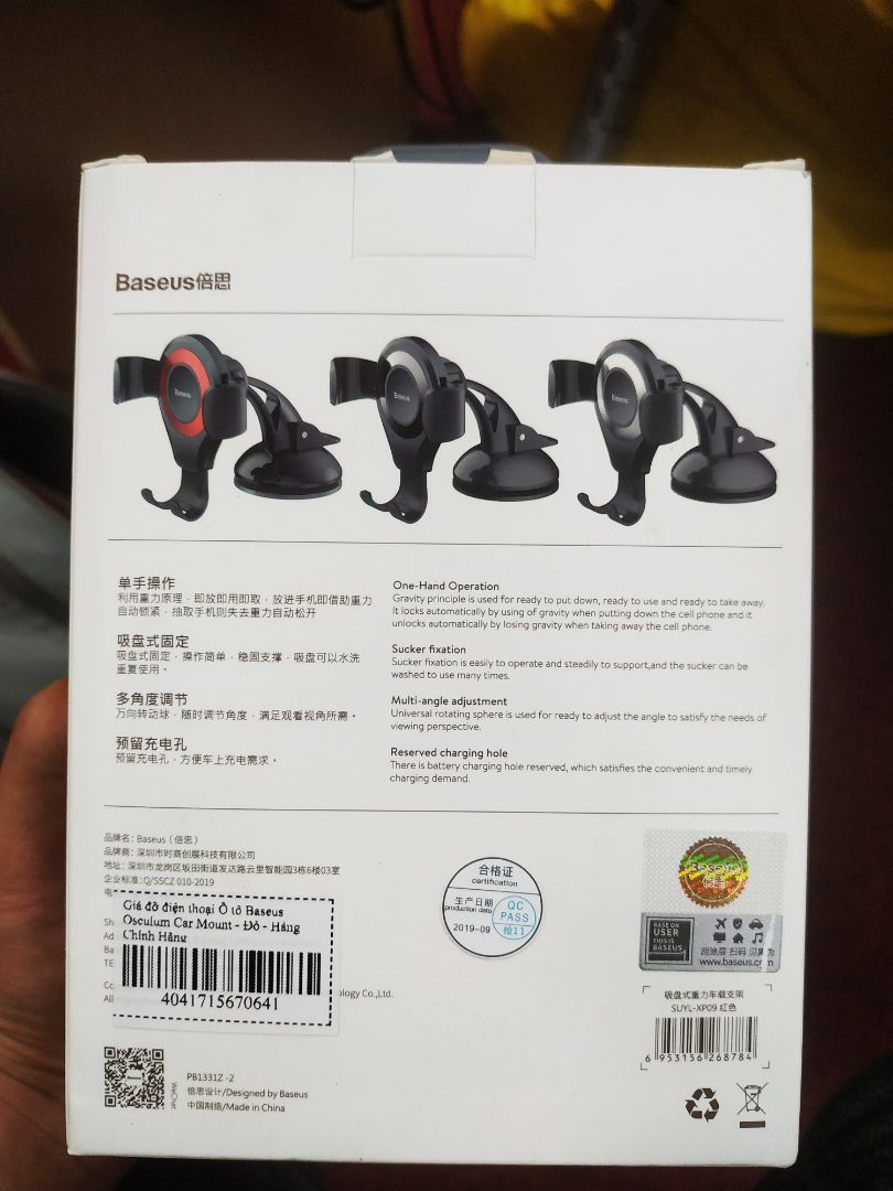 Đế hút chân không và có cả keo nên bám rất chắc. Đã sử dụng được 1 thời gian và chưa thấy có vấn đề gì.