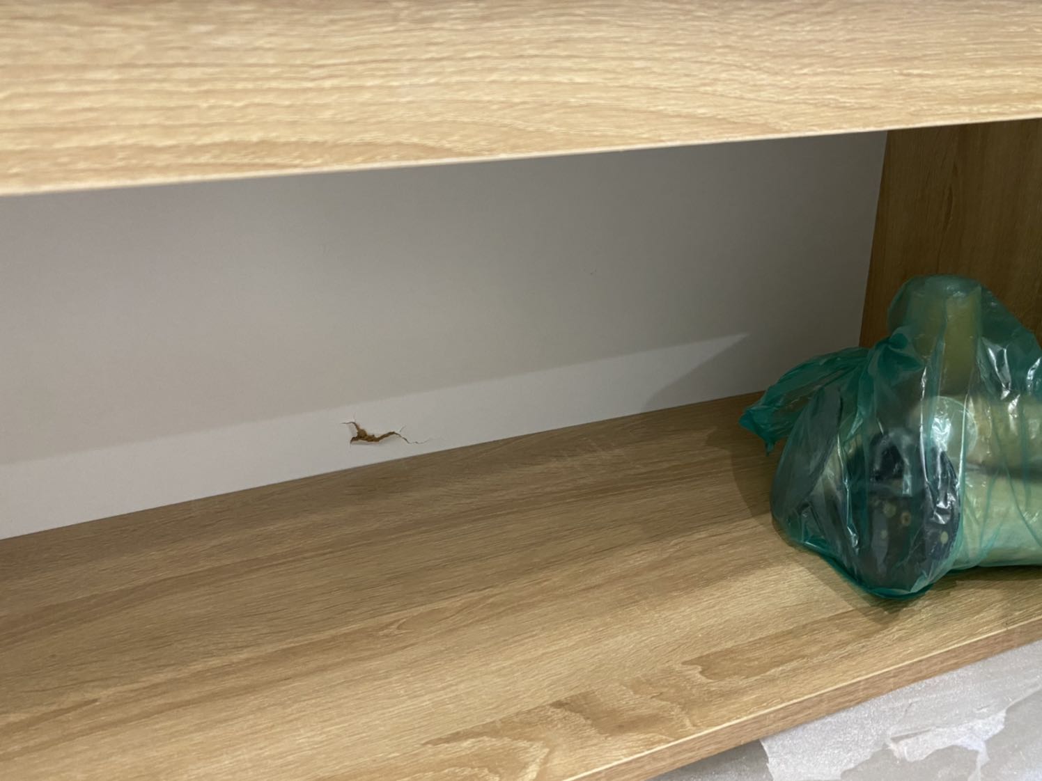 Thất vọng khi nhận được hàng, cánh tủ đóng lệch hẳn nhau. Shop đóng gói quá sơ sài, nhận hàng đã sứt mẻ các cạnh tủ và thủng luôn hậu tủ. Yêu cầu shop thu hồi hàng. Mình không thể sử dụng được hàng chất lượng kém như thế này :(