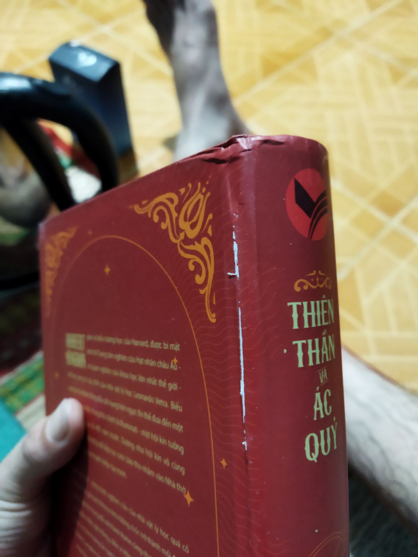 bìa bị xước và gãy do vận chuyển. đường may bị lỗi kiểu này chắc vài bữa bay tùm lum. với là hàng về đến đơn vị vận chuyển rồi không chịu giao cách 3 ngày mới giao. cũng đặt sách đây nhiều rồi mà bữa nay quá thất vọng.