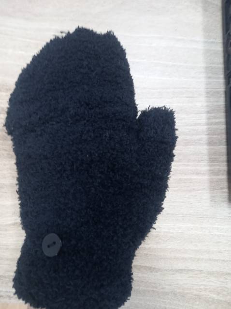 Bao tay dày, rất ấm, có thiết kế dạng xỏ ngón và dạng bao hết bàn tay. Dù vậy thì lông trên bao tay dễ rụng nha.