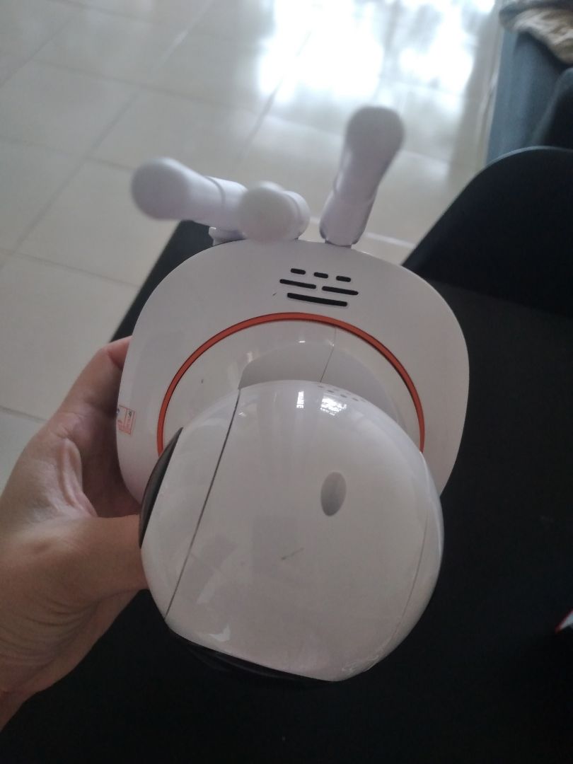 -chờ nhận rất lâu nhưng đang dịch thì chấp nhận được
- máy nhìn có vẻ ok, nhưng không có nơi cắm thẻ nhớ, không có nút reset, không tìm thấy wifi camera khi kết nối; 3 râu nhưng chỉ có 1 râu là chính, 2 râu kia chỉ là hình thức
- Tóm lại: mua về rồi, cài đặt nhưng ko dùng được.