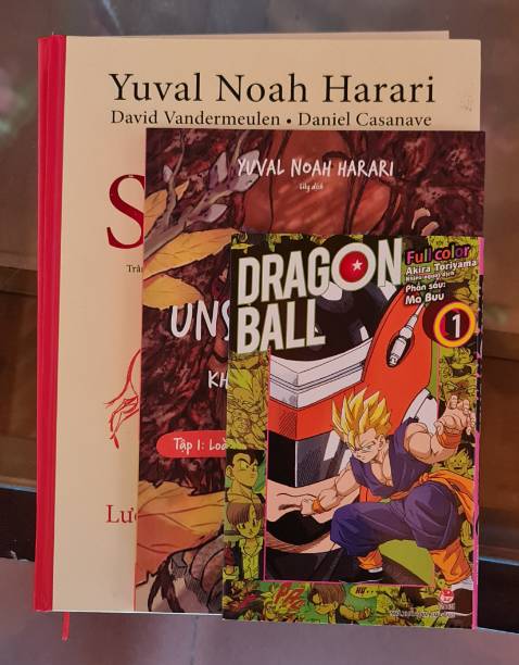 Đây là cuốn thứ 6 của Yuval Noah Harari mà mình mua. Sách khổ nhỏ so với sách màu 16 x 23, mỏng 169 trang, giấy couche in màu. So sánh tương quan với bộ Lịch sử thế giới bằng tranh, khổ 20m5x27.5 bìa cứng 248 trang giá 345k, cuốn mỏng tang này giá 269k thật sự không hợp lý. Và nếu so sánh với truyện Dragon ball full colour in màu giấy couche hơn 200 trang giá 70k thì còn thấy đắt vô lý hơn nữa.
Nội dung không bàn vì mình mua vì nội dung thú vị, mặc dù có thể trùng lặp với bộ 2 cuốn Lịch sử thế giới bằng tranh của cùng tác giả. Chỉ mua các tập tiếp theo nếu có giảm giá mạnh!!