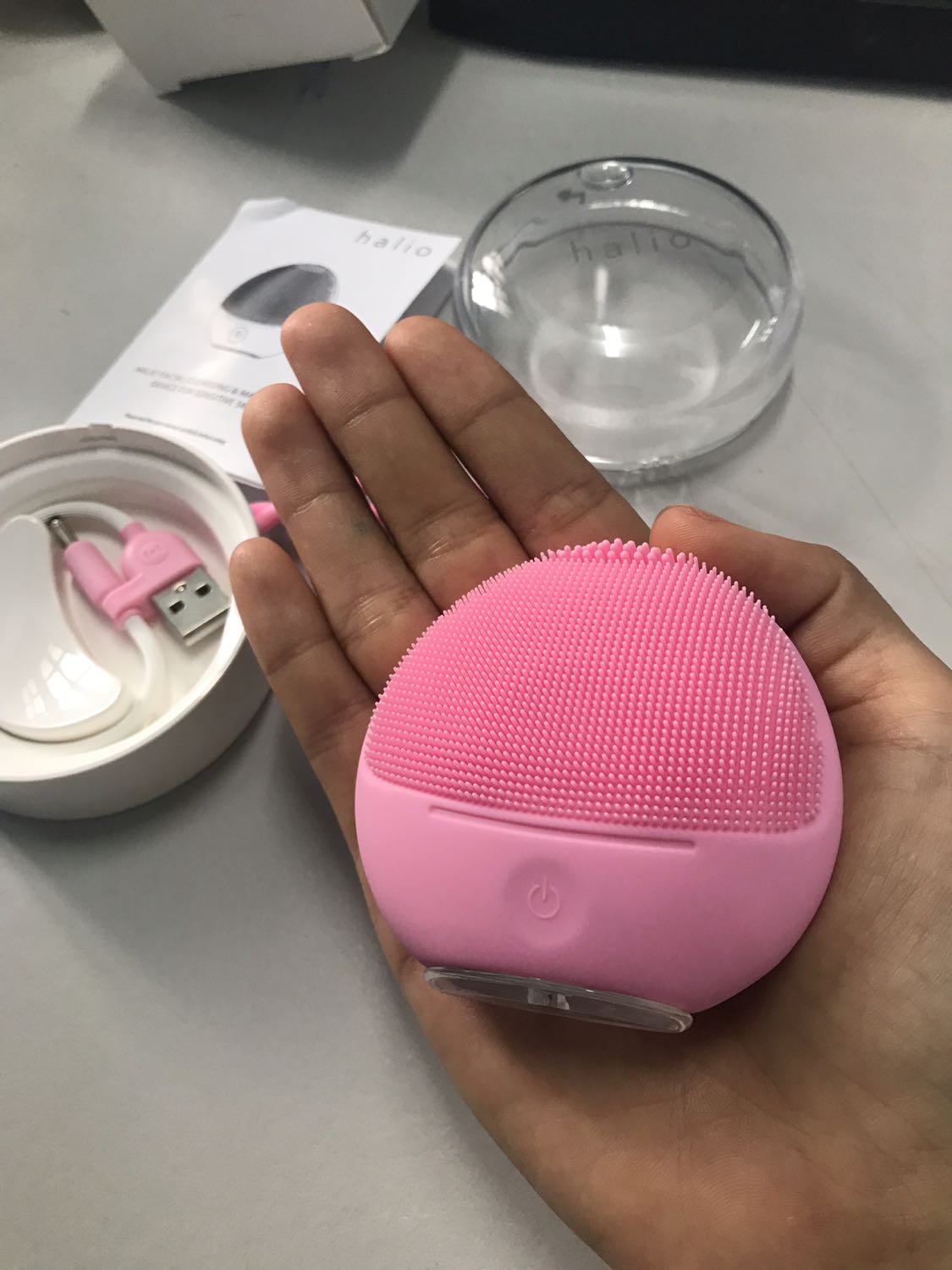 Hộp sp bị móp méo tuy nhiên sp bên trong rất may không vấn đề gì. Máy nằm gọn trong lòng bàn tay. Mình không ưng phần thiết kế nắp sạc, nhựa đóng không chắc chắn và dễ bị vỡ nếu ko rất nhẹ tay lựa lấy ra. Cá nhân mình vẫn thích nắp che chân sạc như halio đời trc hơn. Đúng là dành cho da nhạy cảm các đầu silion kt nhỏ nên sờ siêu mềm.