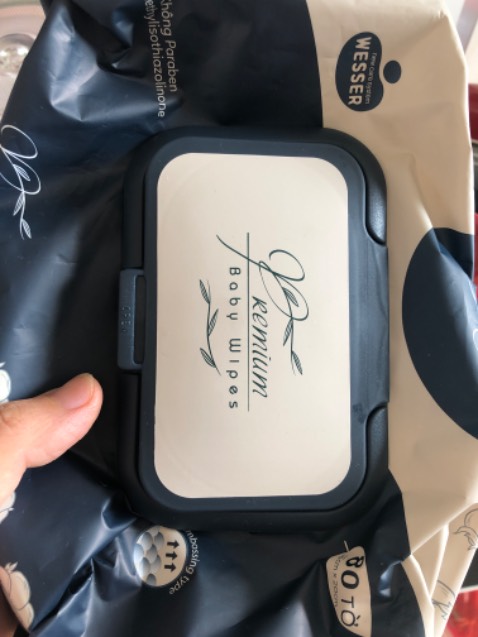 Mình săn sale nên rất vui, đóng gói okay nhưng cảm giác khăn thô cứng, mỏng so với trước, con mình xài bị kích ứng da trong khi mấy lần trước không bị, không biết do khuyến mãi nên chất lượng giảm không, giờ để lau bếp thôi không dám xài cho bé