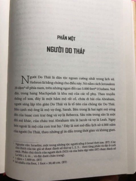 Mặc dù quyển này mình có thể đọc bản ebook nhưng vẫn thích mua sách in, cảm giác lật sách không thể thay thế được. Chất giấy rất tốt, mịn, màu vàng dịu mắt, khổ chữ to rõ lại sắc nét đều màu. Những ai muốn tìm hiểu về dân tộc Do Thái nên tìm đọc tủ sách Israel. Đương nhiên lỗi đáng máy khó lòng tránh khỏi.