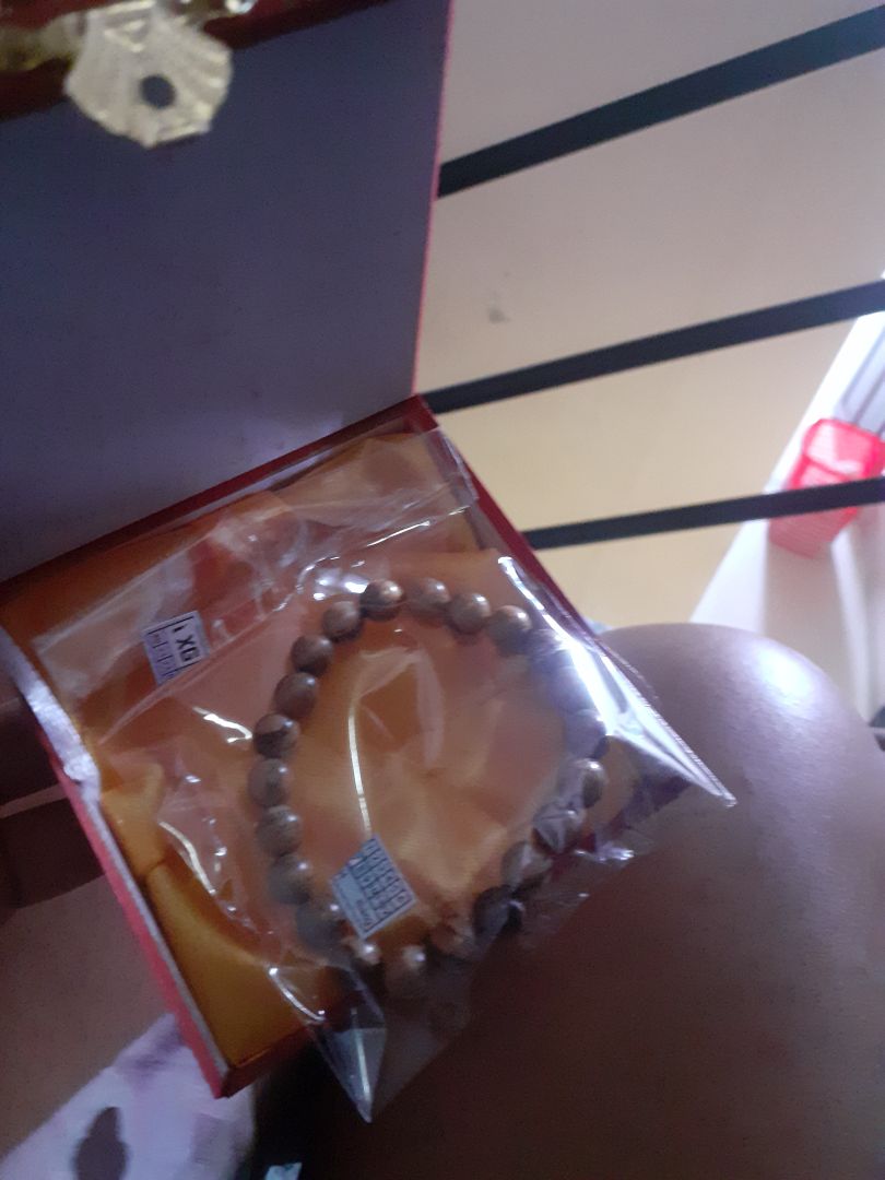 m thấy trong hình tưởng hạt to nhưng hạt hơi nhỏ cũng ko có mùi thơm lắm ko biết có phải trầm hương thật ko nhưng m nghỉ là giả