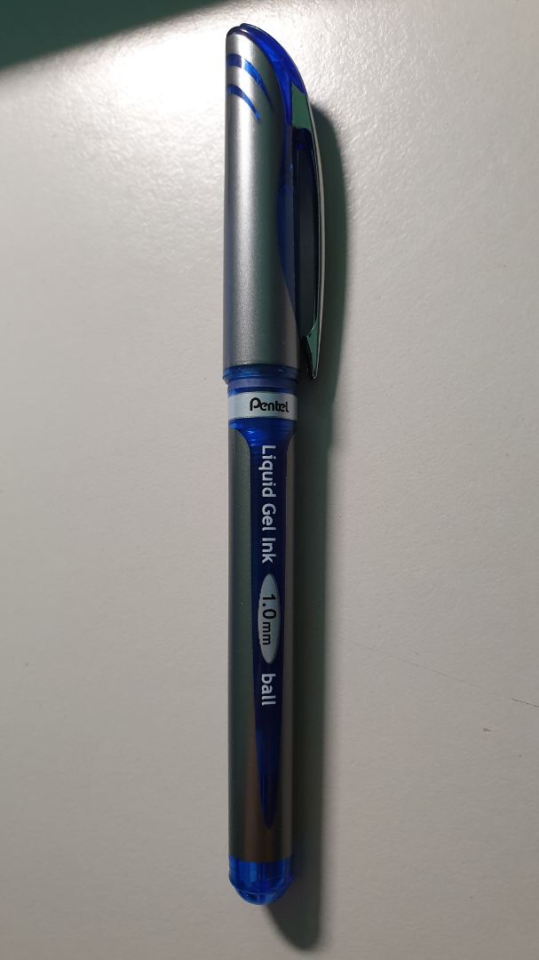 tiki giao hàng nhanh, đóng gói cẩn thận.
mình mua ngoài 44k, mua được lúc tiki bán 39k thôi.
Bút chuẩn chính hãng Pentel,  ngòi 1mm phù hợp để ký chứng từ.