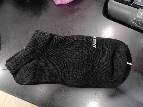 Mặc dù mới sờ vào có cảm giác bề mặt vải có vẻ khô dày sẽ gây bí, nhưng đúng là sợi tre mang vào lại thấy mát không bí chân chút nào. Mình sẽ quay lại mua