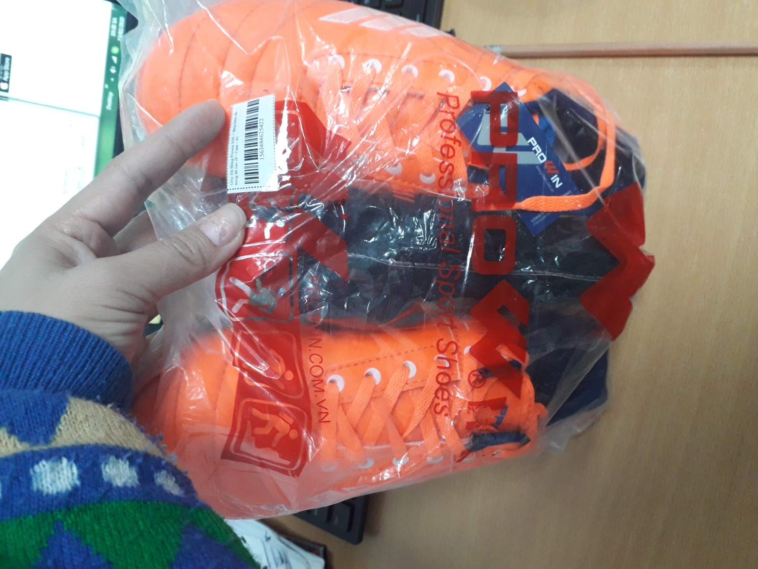 Chào anh/ chị bên hàng tiki. Em mua giày đá bóng S50 có tặng kèm quả bóng đá da PU số 5 mà sau khi nhận hàng thì thấy là tặng tất bóng đá. Xin hỏi như vậy là sao ah. Nếu hàng tặng không giống như đã quảng cáo thì xin thông báo lại cho khách hàng biết chứ ah.... đã mua hàng  của tiki lâu rồi, lần này thất vọng quá...