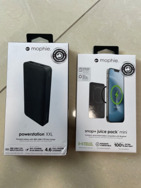 Sản phẩm rất đẹp, nhỏ gọn. Dâu đen giao hàng rất nhanh.

Sau khi dùng thì thấy bộ này không thể sạc đầy 1 lần cho iPhone12. Chỉ sạc được khoảng 70% thôi. Được cái dùng khá tiện dụng