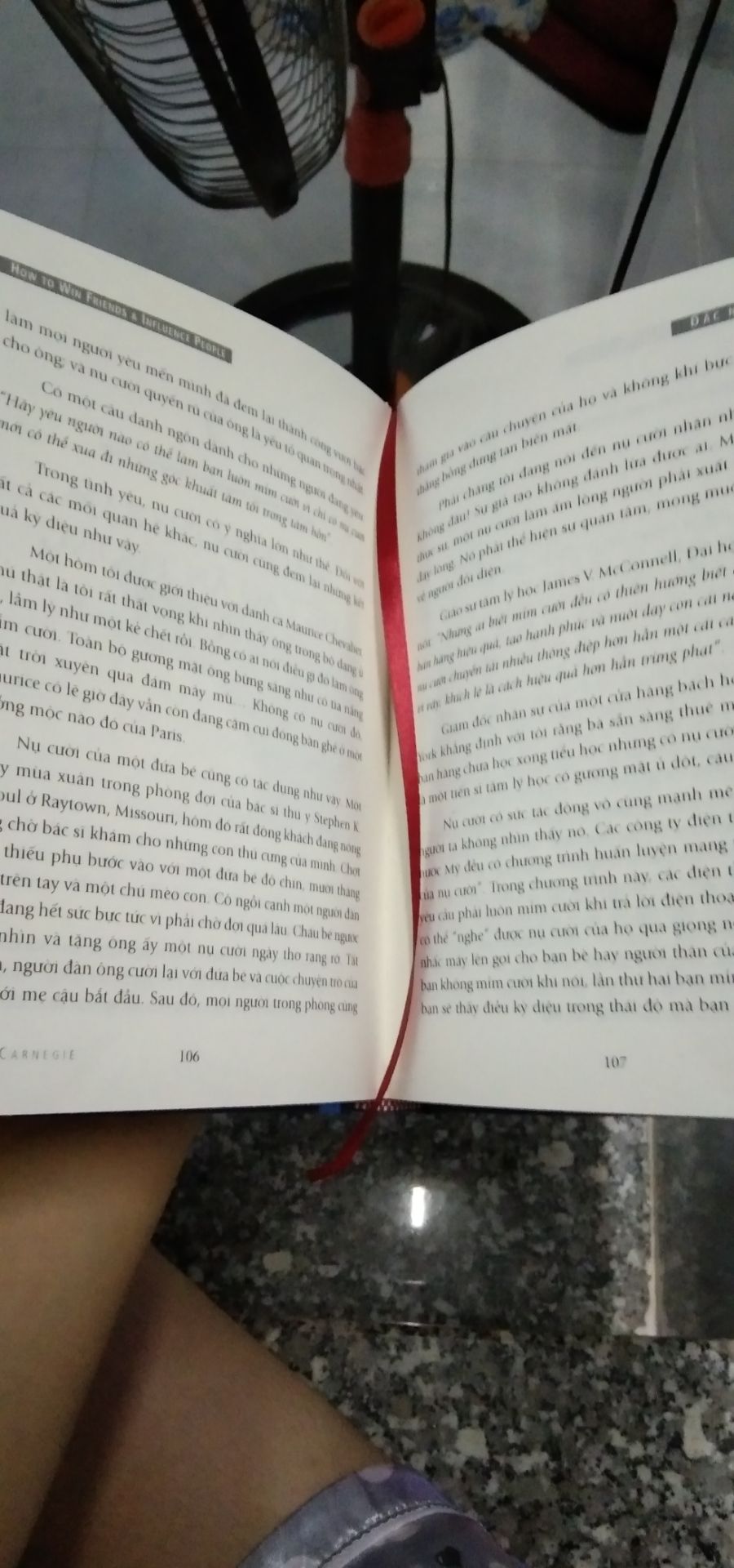 lần đầu tiên đặc hàng trên Tiki e rất hài lòng về sách của shop gói hàng rất cẩn thận phục vụ rất tốt ko bị trầy hoạt xước giấy bìa rất cứng với lại bên trong sách sạch và thơm nửa ko có bị j cả giao hàng rất nhanh a giao hàng củg rất nhiệt tình vì vậy e sẻ cho shop 5 sao và sẻ ủng hộ shop tiếp