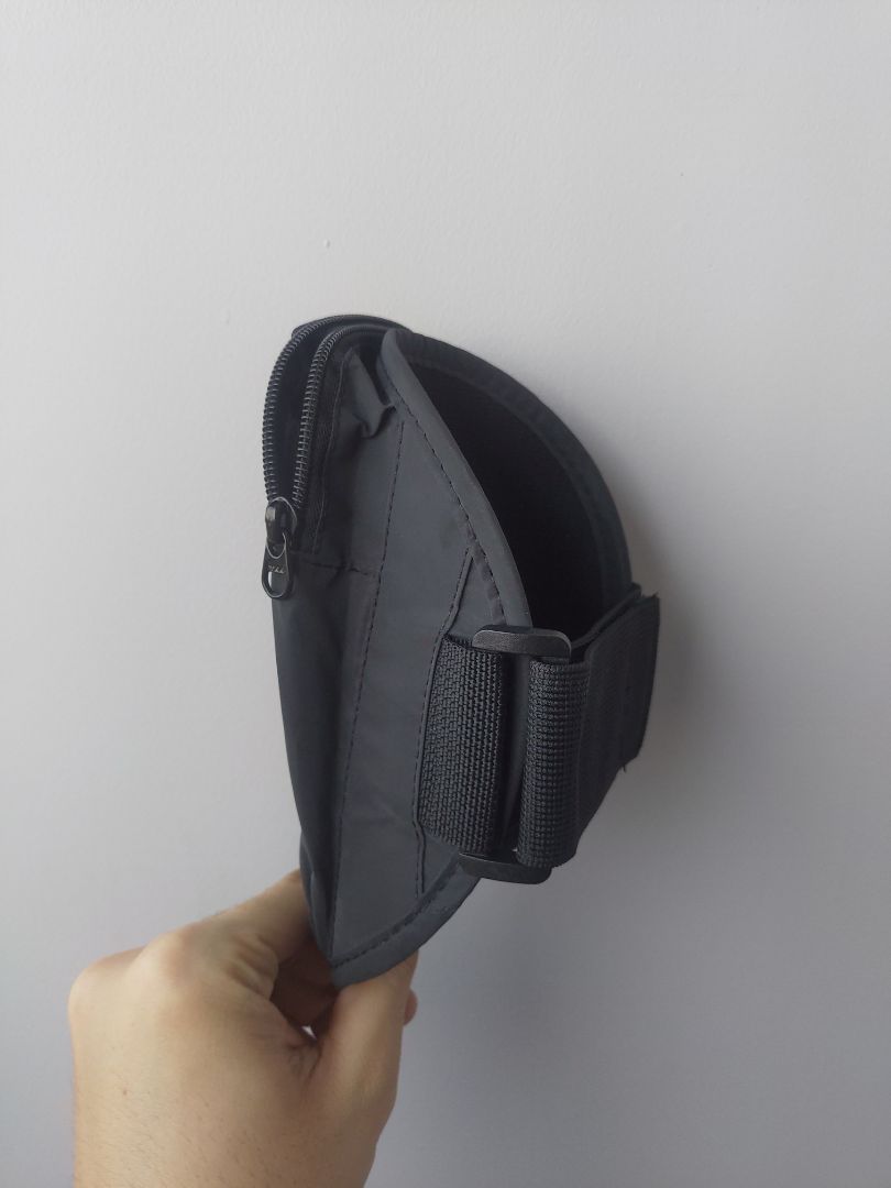 Cảm nhận ban đầu là chất liệu tốt, ngoại hình đẹp, dây kéo chắc chắn, dây buộc vào tay cũng chắc, khó bị rơi.