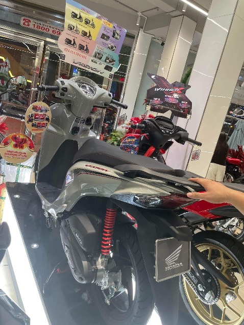 Màu xe đẹp xuất sắc ạ. Ưng cái màu xe . Mua xe online giá tốt, NV hỗ trợ nhiệt tình. CH đẹp, mát mẻ, ra biển số lẹ. Nên mua nha ở HEAD DŨNG TIẾN nha mn