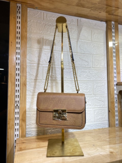 Mẫu mới quá xinh luôn ạ, màu bò nhạt xinh dã man lun.nay lata thêm dây xích mang sang hẳn.da mềm fom túi đẹp.5 sao cho shop ạ