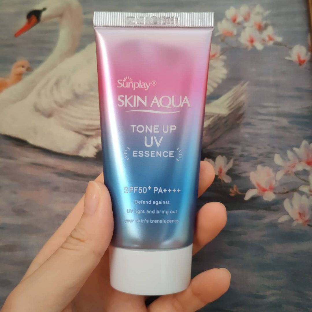 😇Chất lượng sản phẩm :
    Với chất gel mỏng nhẹ, dễ thấm, hôm nào vội, mình chỉ cần apply 30s là đã có thể đi ra ngoài đường luôn r. 🥰Không hề bết rít hay nhờn đâu nhé. 
    
   Em này có khả năng nâng tông da nhẹ nhàng. Bạn nào đi học thì chỉ cần 1 lớp này là đã sáng bừng gương mặt rùi á. 🎁Thêm chút son là tự tin liền. Còn bạn nào có makeup thì có thể dùng như 1 lớp kem lót nâng tông, giúp nền không bị trơn trượt hay mốc nè🎯
   
   Chỉ số chống nắng chuẩn: SPF50+, PA++++, bảo vệ da tối ưu, làm da không bị đen sạm, tàn nhang nhé💄

🎊Chất lượng dịch vụ :
      Ta nói, Tiki giao siêu nhanh, hú hồn luôn á. Mình đặt lúc Sì Gòn đang còn giãn cách, đặt hàng online mãi không thấy giao. 😱Vậy mà bỗng dưng 2 ngày sau, anh shipper quen đã hú xuống lấy. U là trời, nó mừng như crush mới tỏ tình á. App thân thiện, dễ dùng, giao diện xanh tươi, phù hợp với con dân Song Tử như mình 🎊