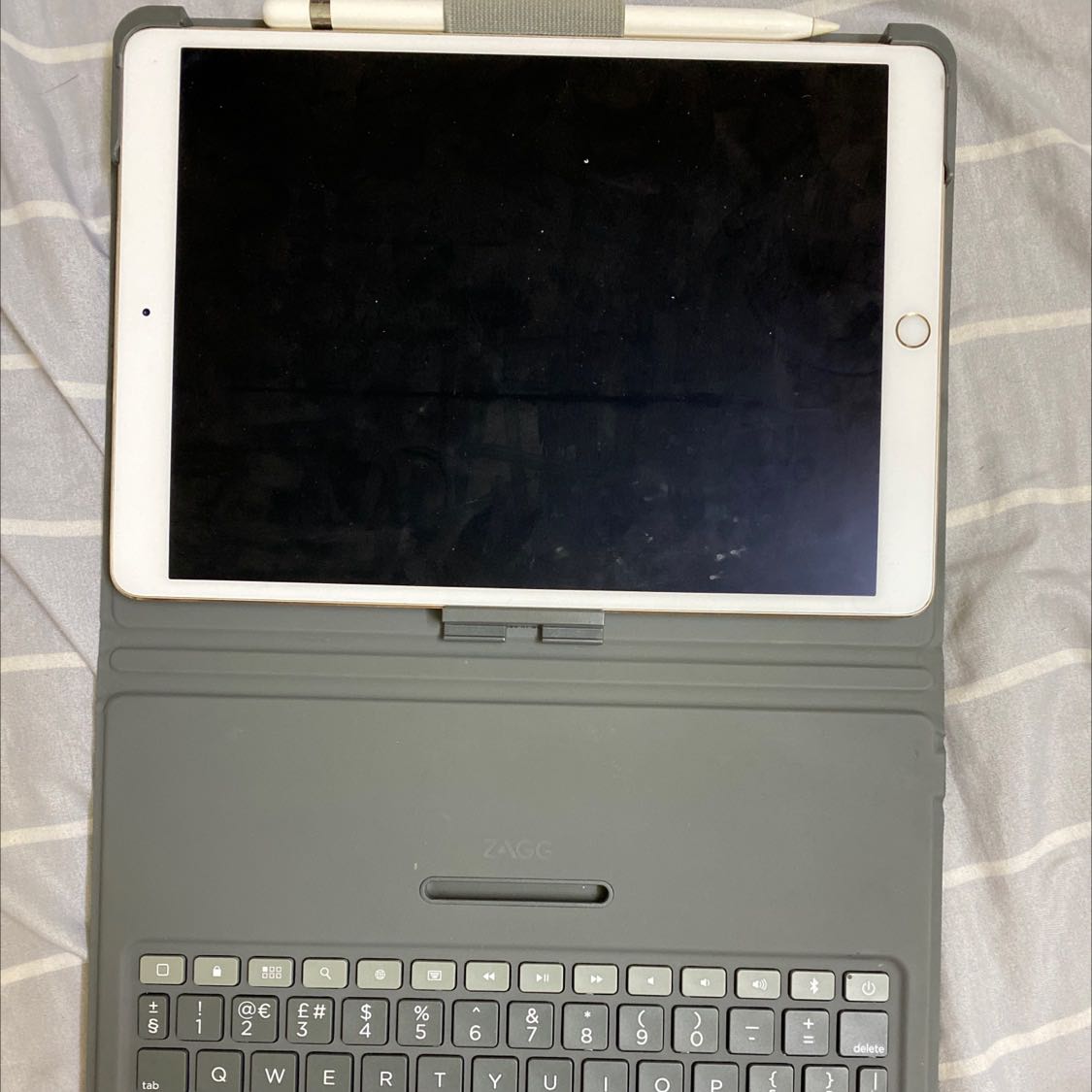 Thiết kế không đẹp, dầy, bàn phím gõ không thoải mái.