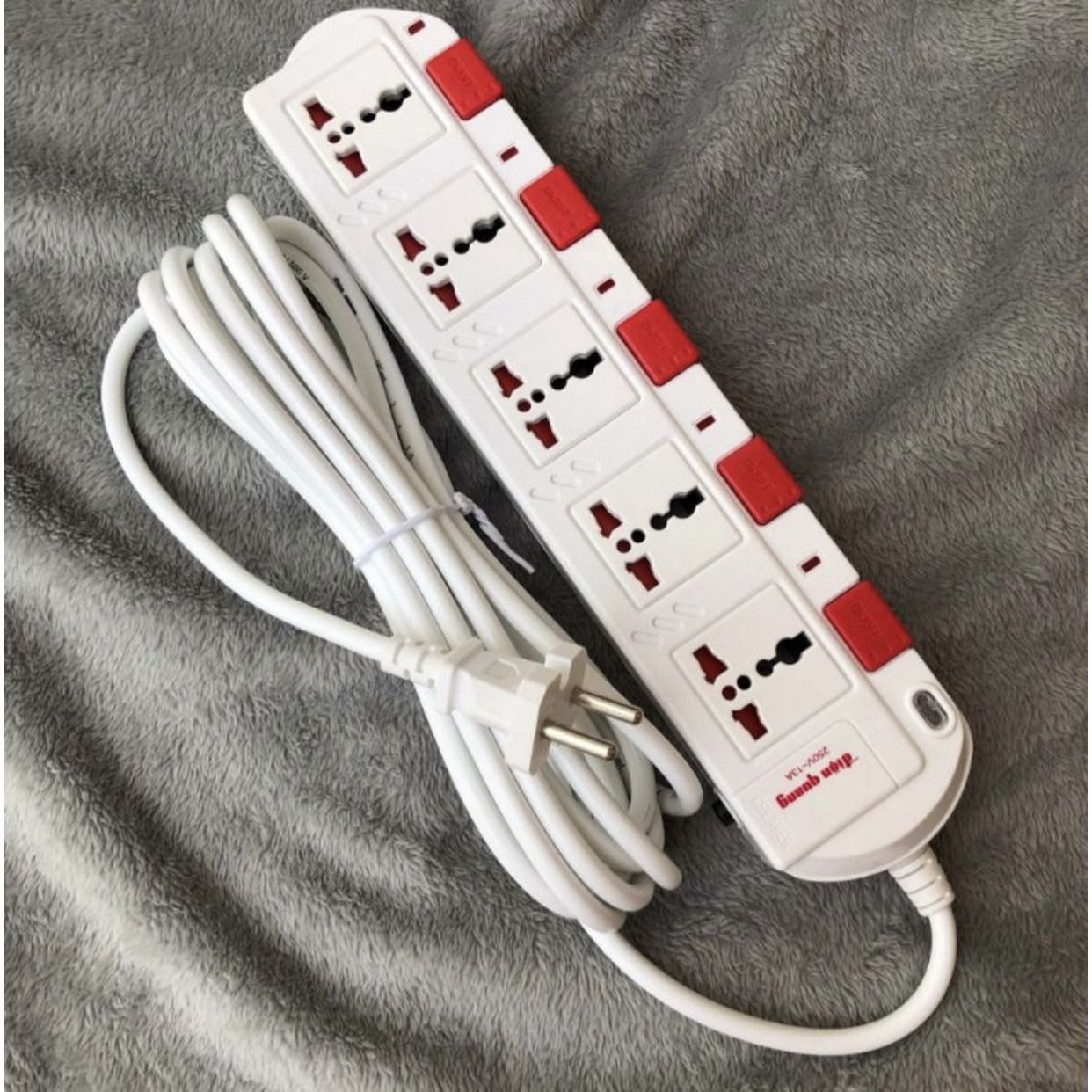 Thiết kế nhỏ gọn, tiện lợi phù hợp để ở nhiều vị trí trong nhà
Hỗ trợ nhiều chuẩn ổ cắm thông dụng hiện giờ như đầu dẹt, đầu tròn 2 chấu hay dây cắm 3 chấu