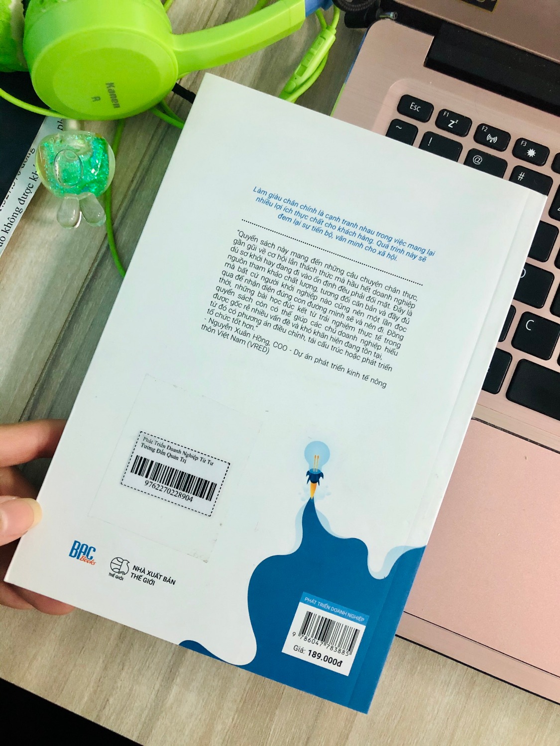 Phải nói rằng đây là một cuốn sách cực kì hay và bổ ích cho những ai đang muốn bắt đầu kinh doanh, vấn đề nêu ra của quyển sách là tất cả những việc làm nào không giúp xác định các giả định mà nhóm khởi nghiệp đặt ra là đúng hay sai, thì đó là những việc làm phí thời gian, công sức và tiền bạc,…
Phát triển Doanh Nghiệp từ ý tưởng đến quản trị là một quyển sách cần thiết đối với các bạn đang cần sự giúp đỡ về một tài liệu hướng dẫn cụ thể trong việc sáng lập, quản trị và vận hành doanh nghiệp.
Có thể nói đây là một quyển sách hay đáng đọc. Thêm một điều đặc biệt khiến mình có cảm tình với quyển sách này chính chất lượng của sách vô cùng xứng đáng với số tiền mà mình đã bỏ ra. Bìa sách đẹp, màu in hình ảnh rõ nét, thời gian giao sách cũng cực kỳ nhanh. Mình sẽ tiếp tục ủng hộ tác giả ở những ấn phẩm sau.