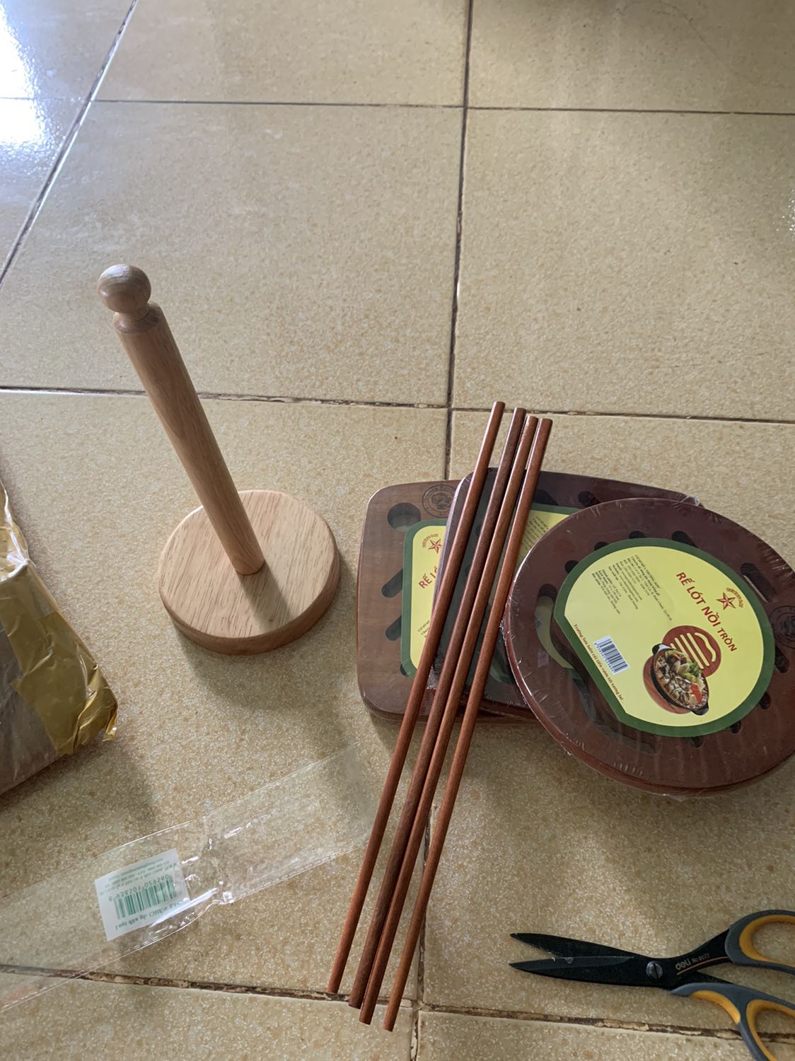 Mình mua đồ shop nhiều lần rồi, lần nào cũng ưng, gỗ đẹp kiểu gỗ nguyên tấm chứ ko phải mục gỗ hay mục cưa. Chắc chắn nặng tay. Dùng tự tin hẵn.