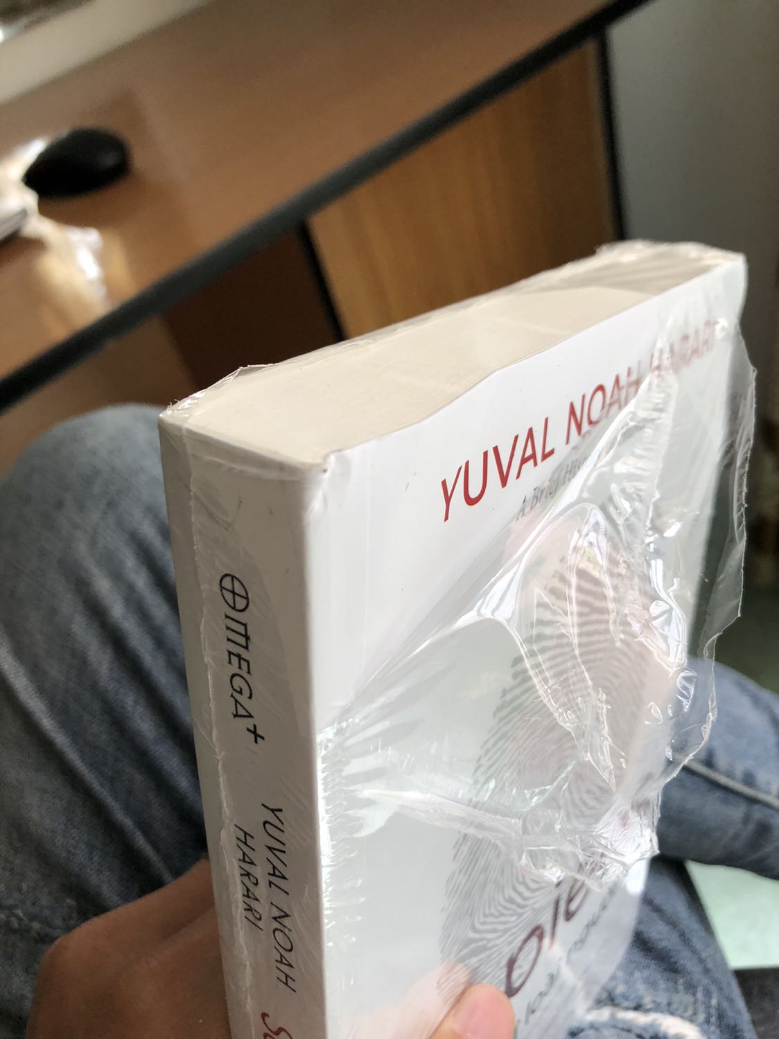 nhà sách này đóng gói khá sơ sài nên sách bị móp 2 góc và cạnh sách cũng có nhìu đốm bẩn.
mình mua nhà sách khác họ có bọc cả lớp chống sốc nên k có tình trạng này.
Nội dung mình chưa đọc nên k đánh giá