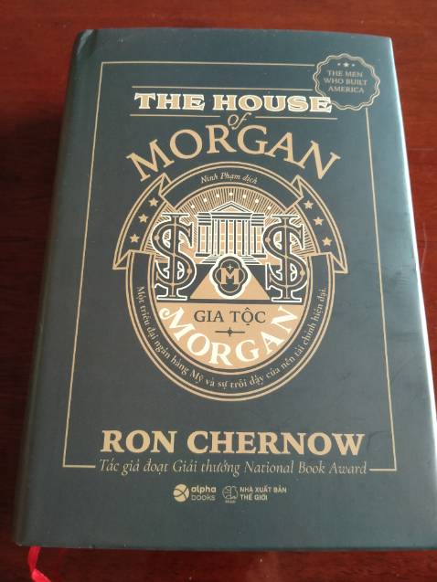 Dự kiến đến ngày thứ sáu, 13/01/2023 mới giao đến, nhưng đến thứ năm, ngày 12/01/2023 thì đã giao đến rồi 👍. 
Sách giao có mẫu mã đẹp, đúng như hình mẫu.
Đóng góp thì tạm được.
Tuy nhiên.
Thùng giao có biểu hiện rách. 
Sách có những phần bị móp. 
Trang sách hơi nhăn.
Dù sao thì cũng tạm ổn, có thể chấp nhận. Nhưng mình không thích phần bị móp.