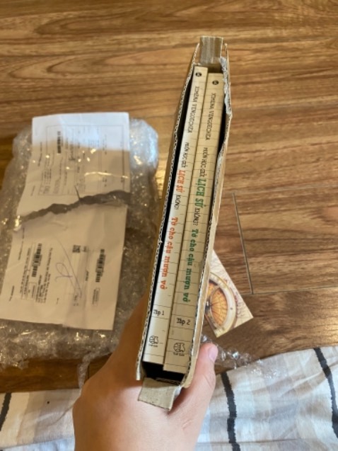 Mình đặt mua combo 3 quyển giá 252k mà chỉ ship cho mình 2 quyển. Không có cách nào liên hệ được với bên bán!