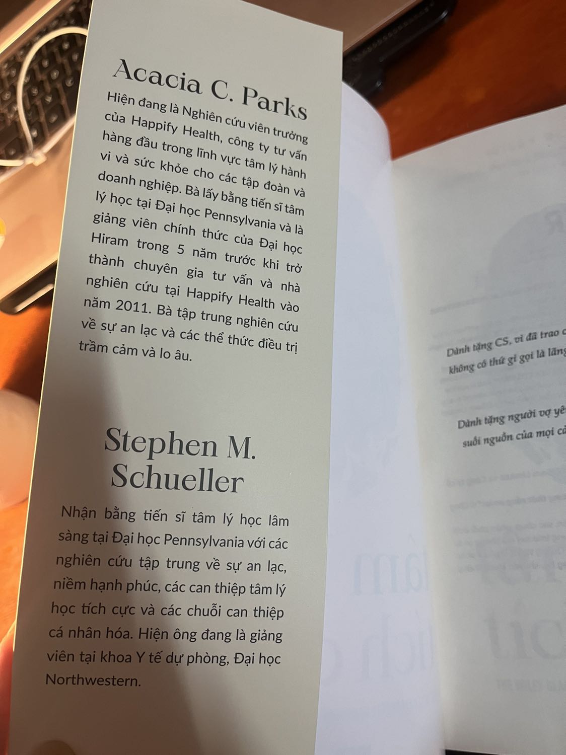 Cuốn sách như một nghiên cứu khoa học, mang tầm vĩ mô; là sự tổng hợp rất nhiều nghiên cứu của các nhà tâm lý học. Nếu anh/ chị nào nghiên cứu về tâm lý học/ đam mê ngành tâm lý thì cuốn sách rất hữu dụng. Sách dày, k bị móp méo và tiki giao hàng nhanh.