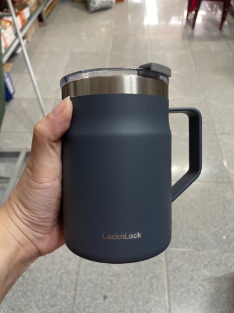 Nhiều shop nhỏ bán giá rẻ hơn, nhưng mình vẫn chọn Tiki Trading vì tin tưởng chất lượng. Hàng lần này Tiki giao hơi cũ, ca bị trầy vài vết xước nhỏ. Hàng locknlock thì khả năng giữ nhiệt tốt, mẫu mã lại đẹp. Mua ca này về uống cafe thì đúng bài rồi.