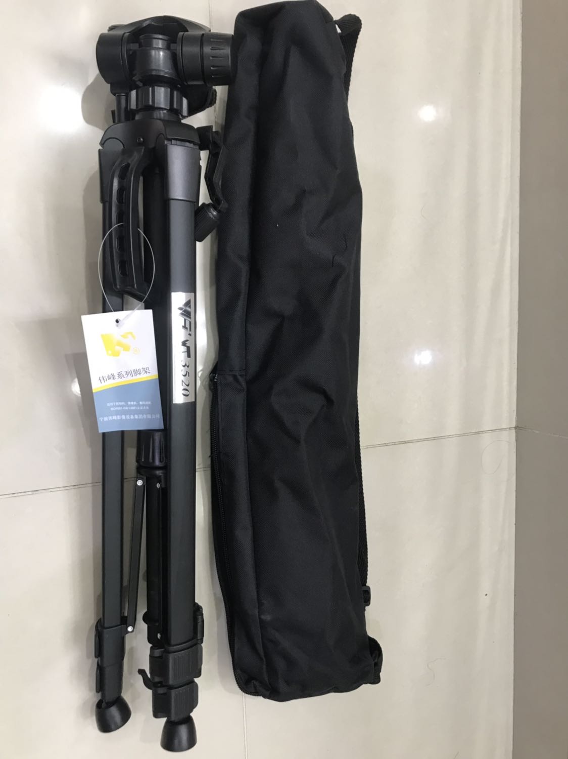 Chân máy rất cứng cáp và tốt, các khớp của chân máy rất chắn chắn. Rất đáng mua!!! Mình cám ơn shop nhiều nhé. Shop giao hàng nhanh lắm, mình đặt 2-3 hôm sau là có hàng rồi. Mình rất ưng sản phẩm này!